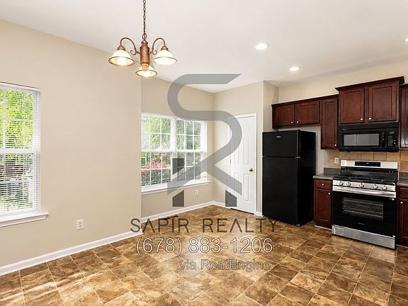 5th image of 702 Celeste Ln SW