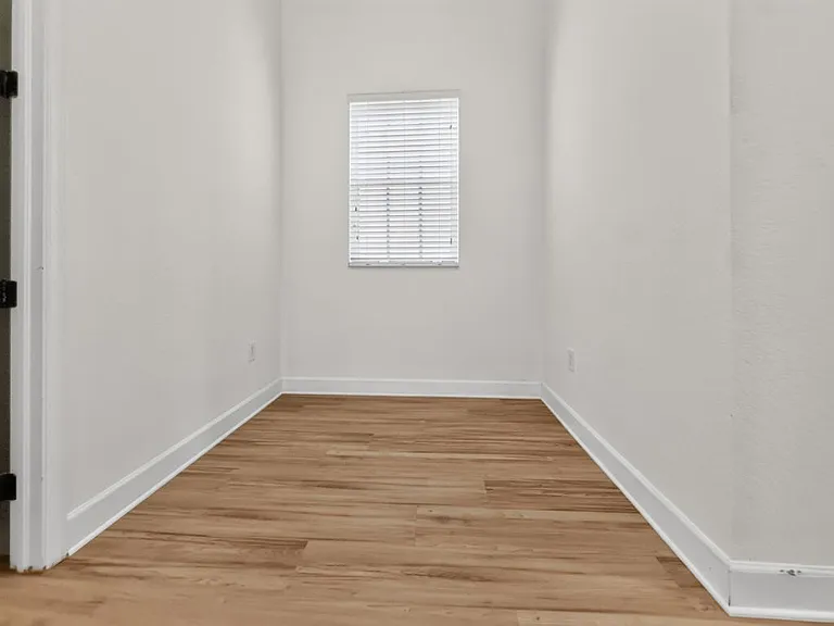625 SW 146th Ter — Photo 11