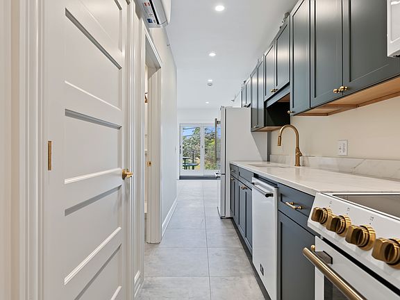 5th image of 905 N Main St #202