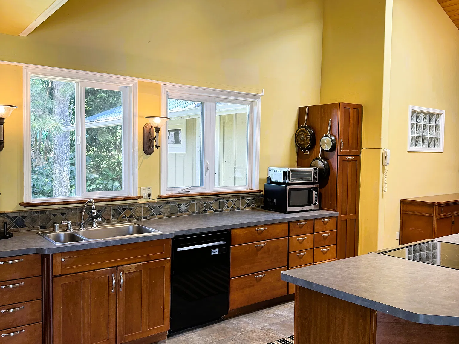 5 bed, 2559 sqft, $4,800 — Photo 2
