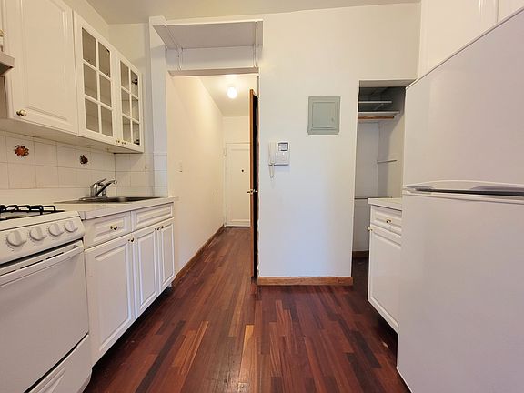 4th image of 447 W 43rd St #3A