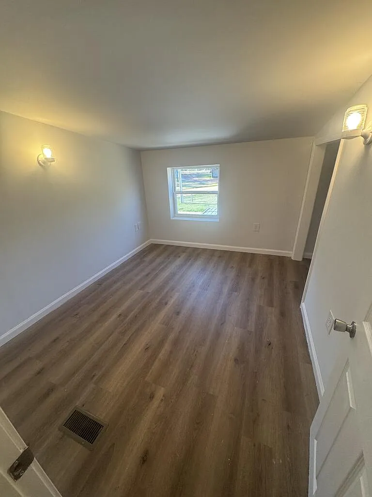2 bed, 1.0 bath, 810 sqft, $800 — Photo 3