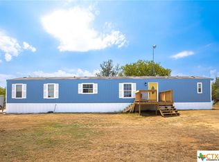975 Campobella Ln, Kingsbury, TX 78638