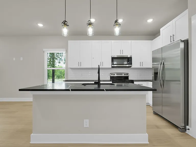 818 Empire St — Photo 2