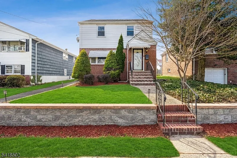 522 Thompson Ave photo 1