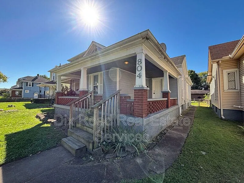 2 bed, 1.0 bath, 924 sqft, $1,050 — Photo 1
