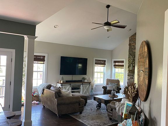 3rd image of 17 Saddlebrook Ct