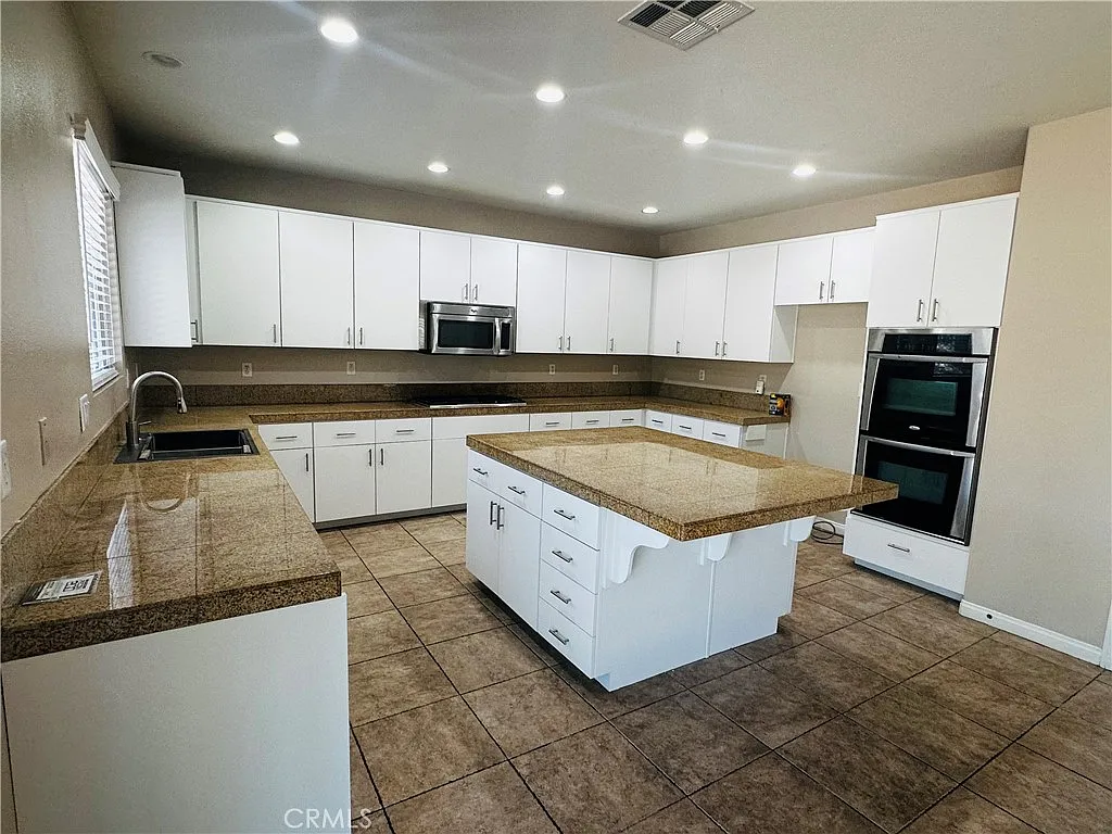 6 bed, 3.5 bath, 4261 sqft, $4,300 — Photo 3