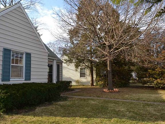2nd image of 105 N Ironwood Dr