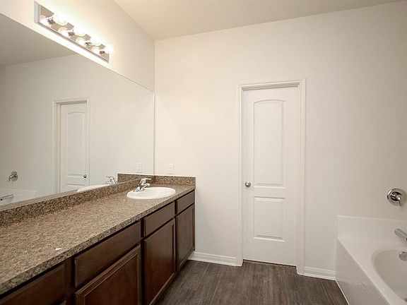 5th image of 712 Crystal Lakes Dr