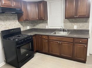 1076 S Common Rd, Camden, NJ 08104