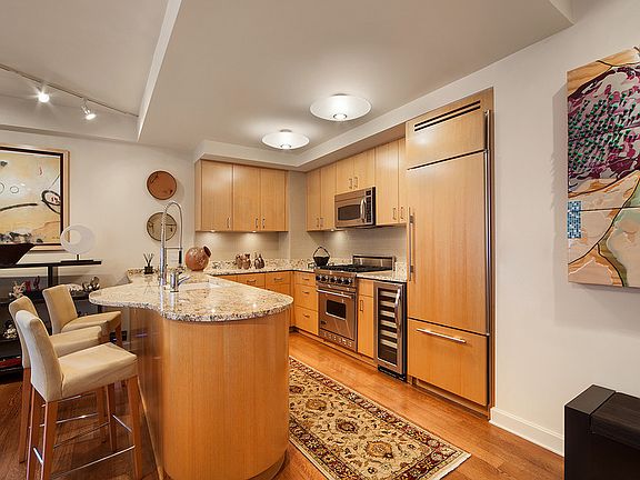 2nd image of 100 W 58th St APT 10B