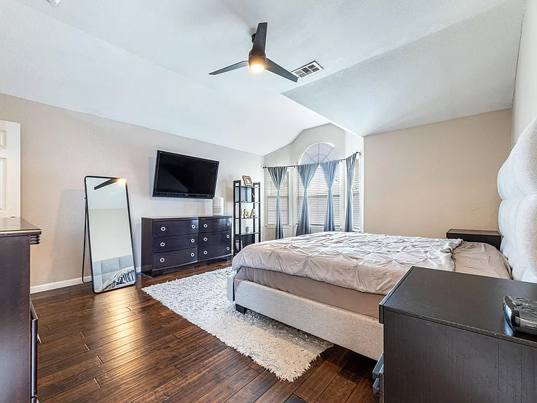 608 Laura Ln — Photo 12