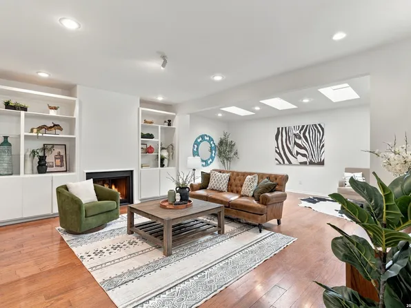 208 Grove Pl, Alamo Heights, TX 78209