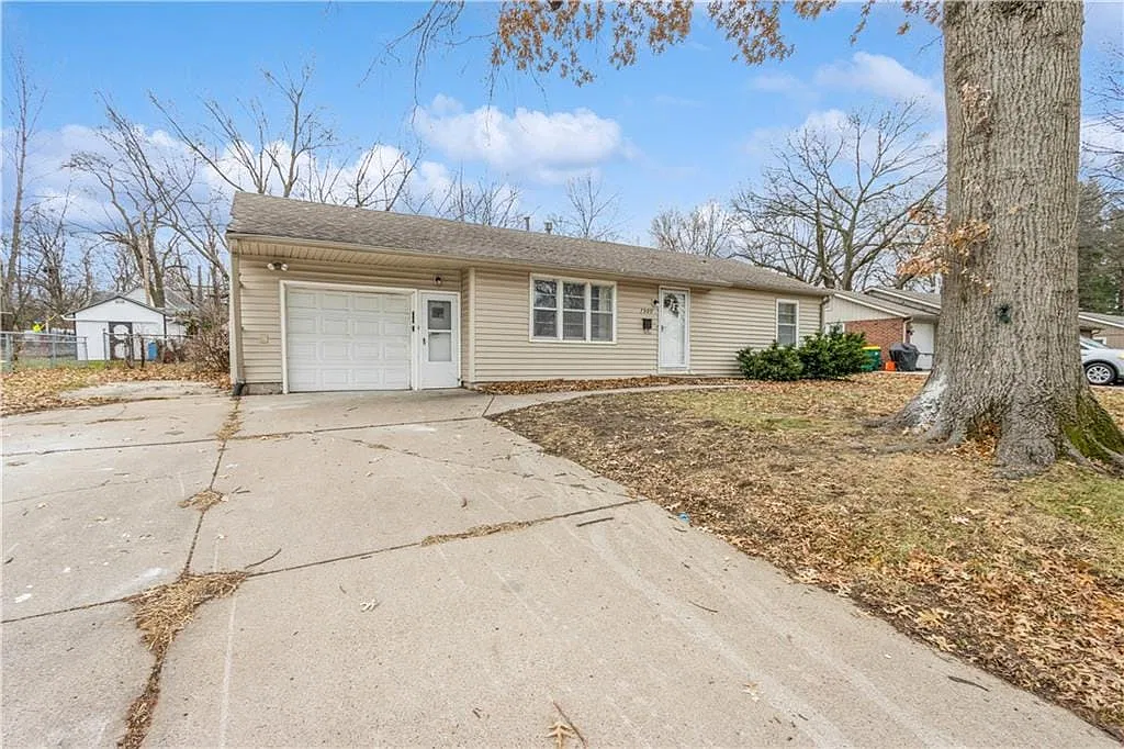 3 bed, 2.0 bath, $3,900 — Photo 2