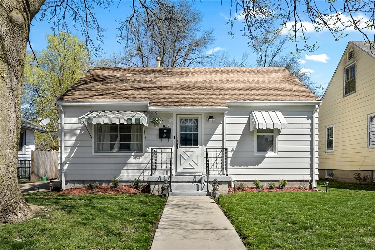 822 W Maple St photo 1