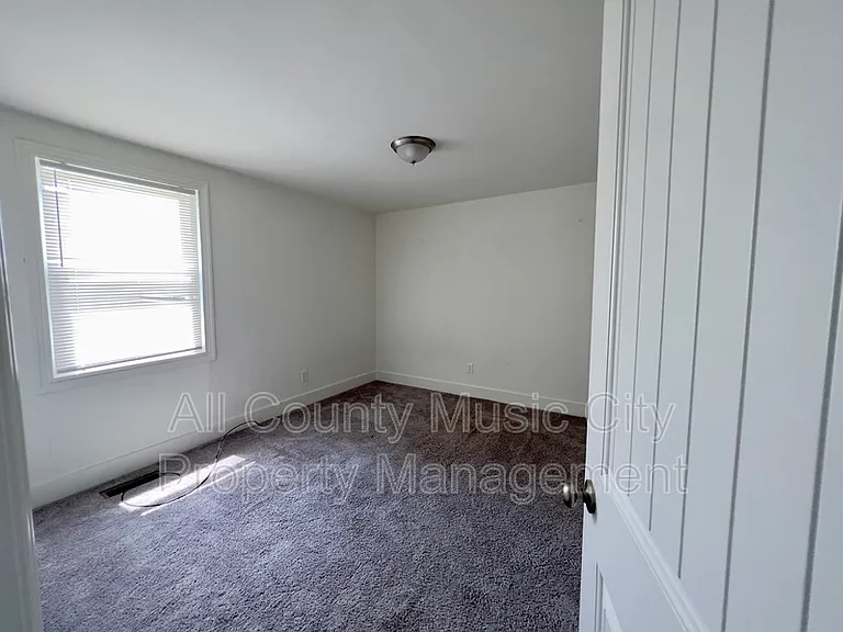 1013 Chadwell Dr — Photo 5
