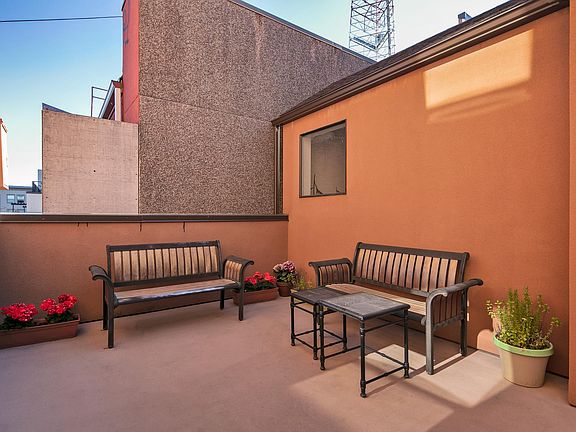 3rd image of 1505 Queen Anne Ave N APT 2D