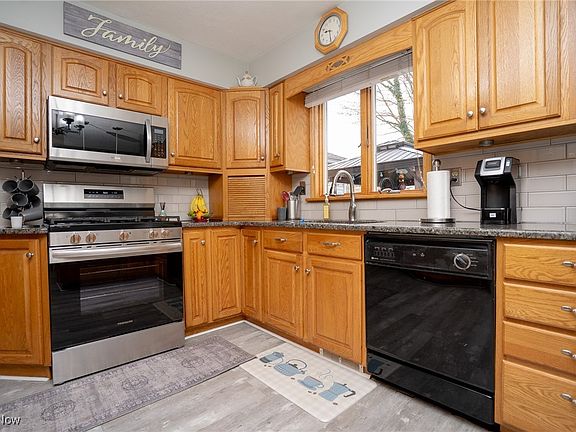 5th image of 472 Peters Dr