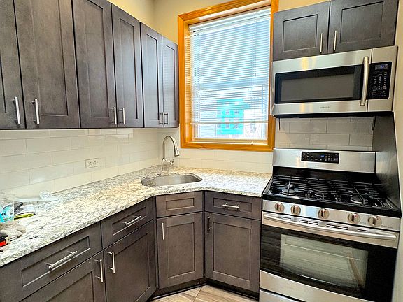 3rd image of 168 Bedford Ave APT 2