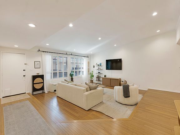 3rd image of 12803 Bloomfield St Unit 2