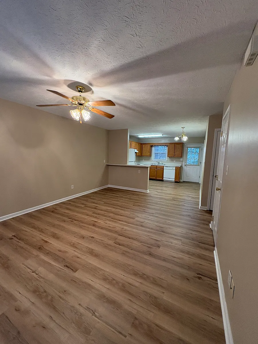 New condition flooring - 102 Lookout St #D