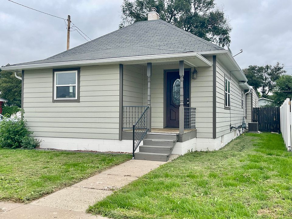 1st image of 1022 6th Ave W