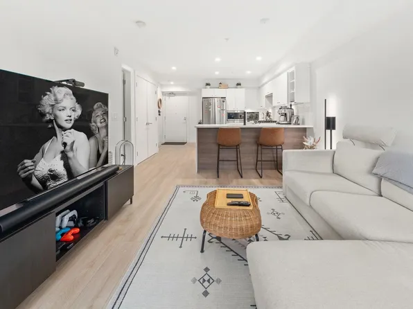 1519 Crown St #402, North Vancouver, BC V7J 1G6