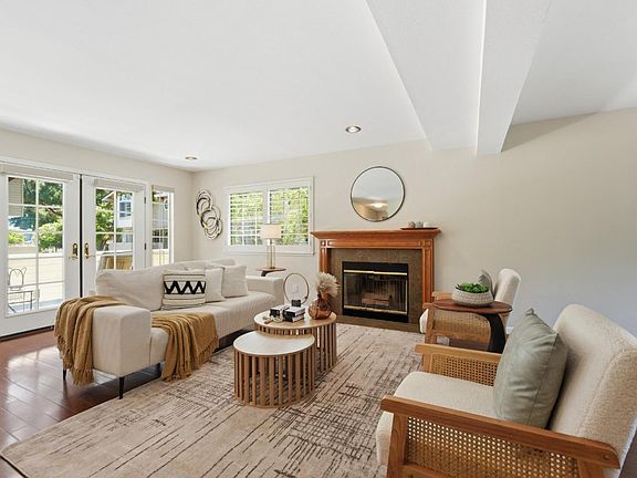 4th image of 719 Hibiscus Pl