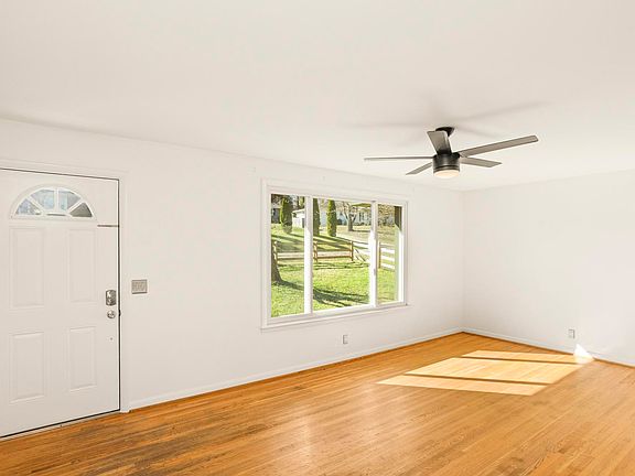 4th image of 1835 Willow Springs Dr