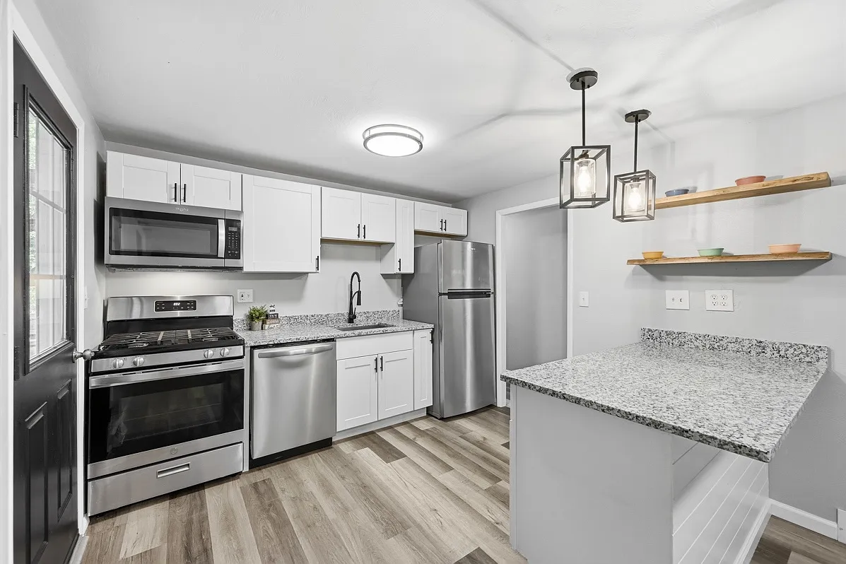 3 bed, 1280 sqft, $1,700 — Photo 2