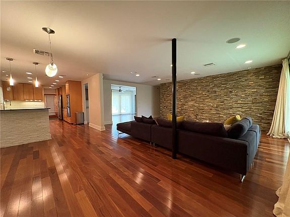 4th image of 512 Crystal St