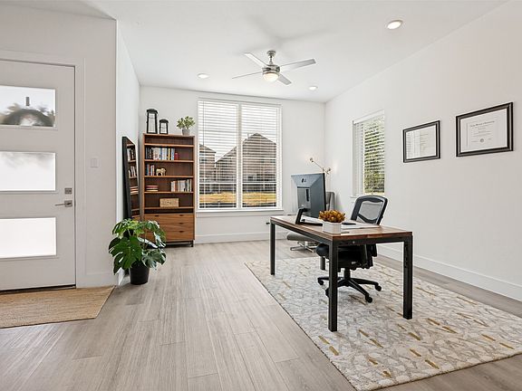 3rd image of 916 Banyan Tree Ln