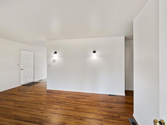 3rd image of 123 Highwood Dr