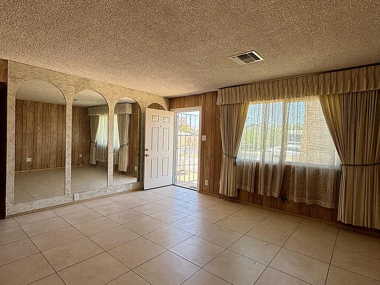 7821 W Clarendon Ave — Photo 6