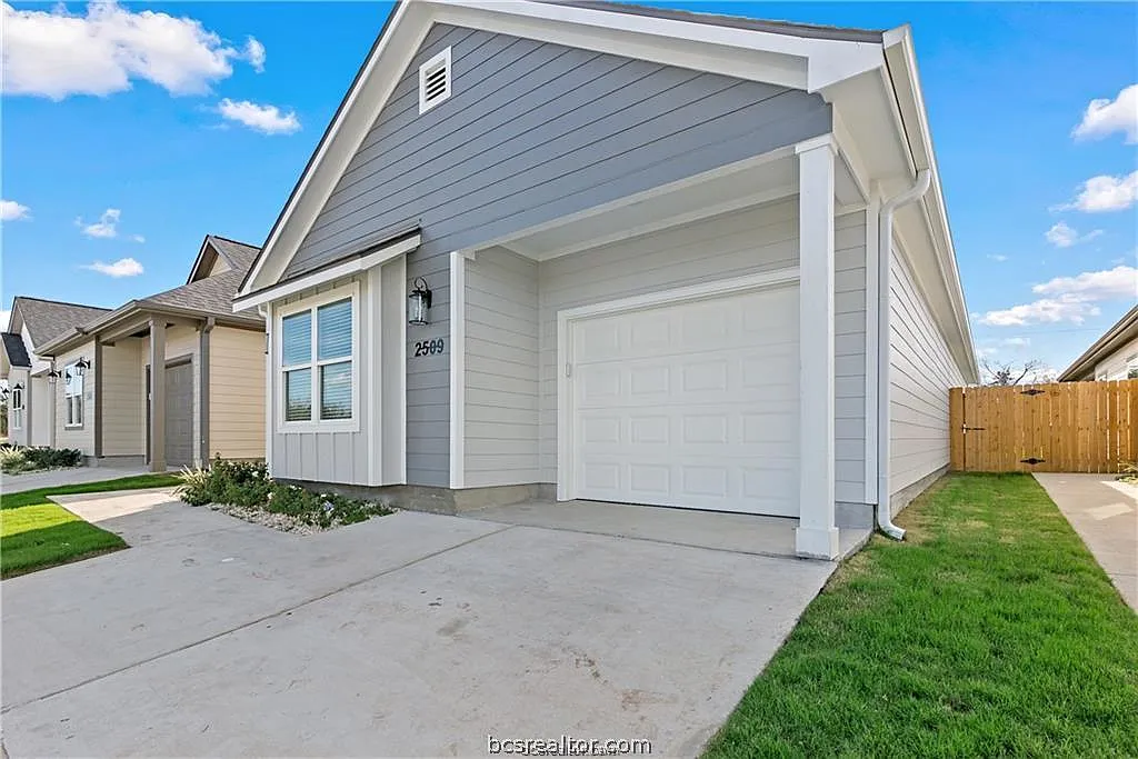 3 bed, 1421 sqft, $2,100 — Photo 2