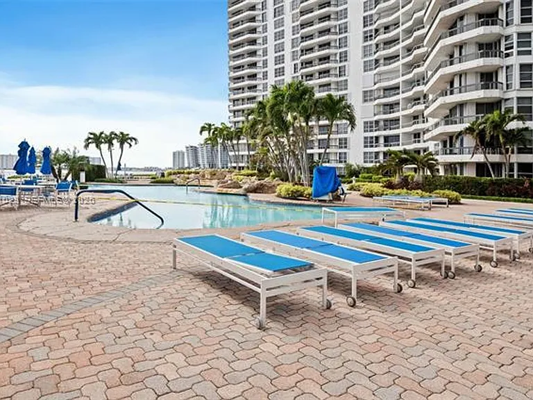 19195 Mystic Pointe Dr #1107 — Photo 31