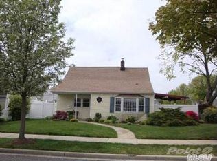 2 Candle Ln, Levittown, NY 11756