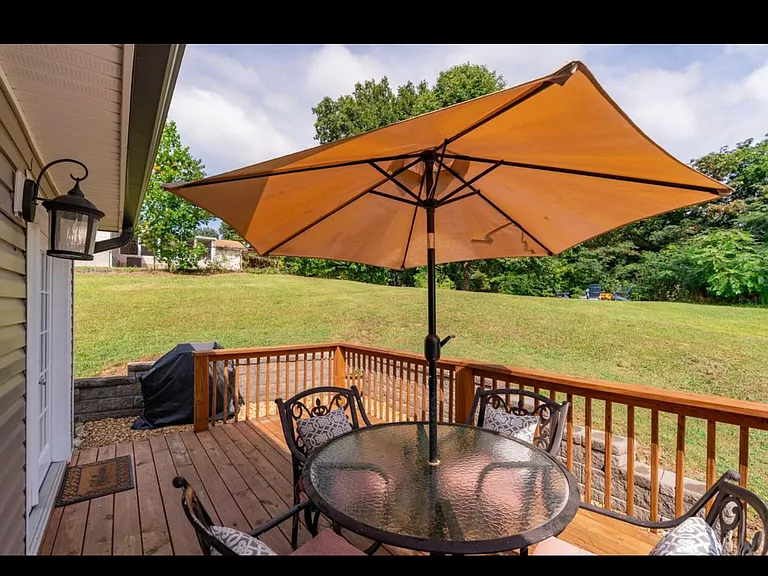 911 Crest Dr — Photo 35