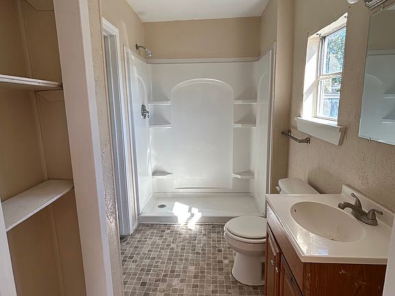 3rd image of 906 E Lee Ave