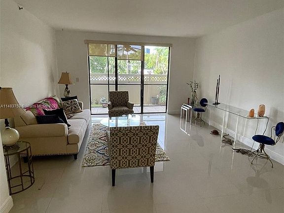5th image of 900 NE 195th St APT 103