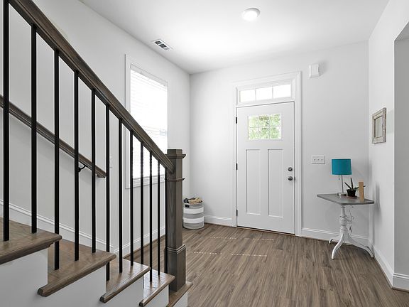 4th image of 10 Arrington Ave