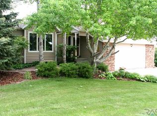 604 Fairway Dr, Dell Rapids, SD 57022