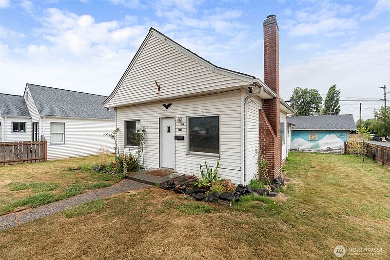 3rd image of 119 SW Cascade Avenue