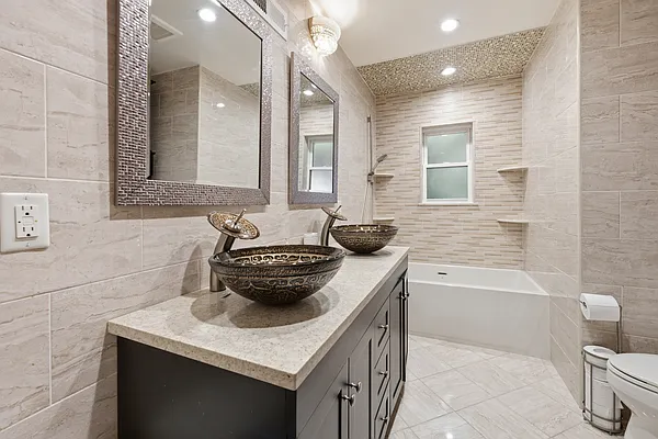 Bathroom, photo 1