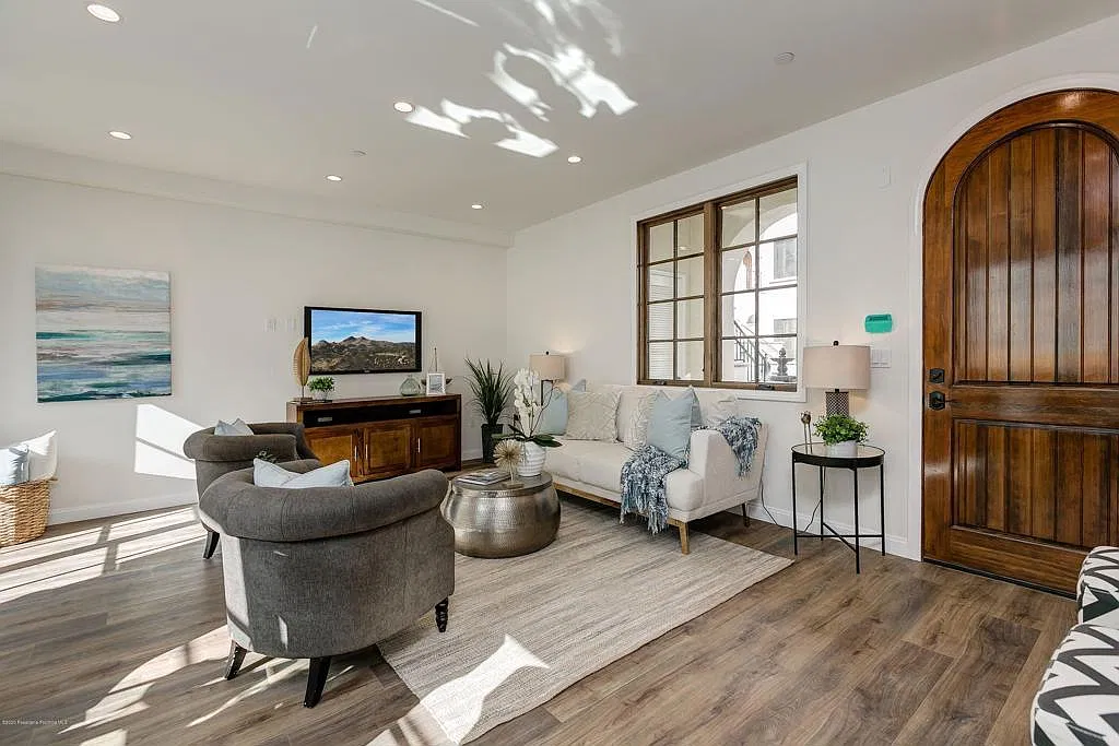 388 S Los Robles Ave — Photo 3