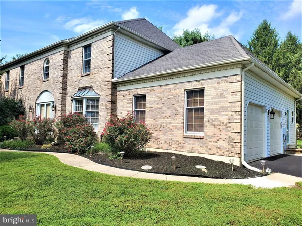 2 Meadowbrook Ln, Newark, DE 19711