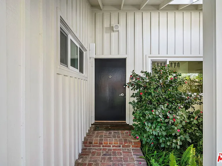 1919 San Ysidro Dr — Photo 2