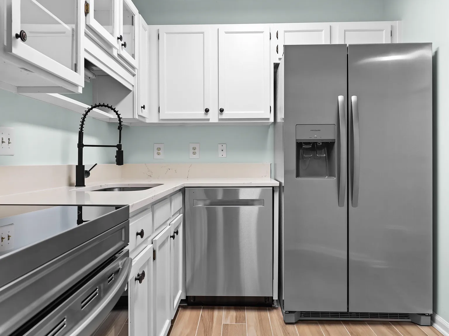 3 bed, 3.0 bath, 1400 sqft, $1,451 — Photo 3