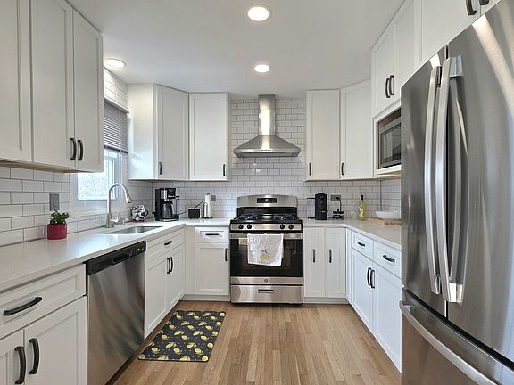 4th image of 300 W Woodlawn Rd